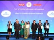 Bà Nguyễn Thị Thảo Nguyên, Phó tổng giám đốc Tập đoàn Hòa Phát lên nhận Top 10 Thương hiệu Mạnh Việt Nam.