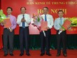 Ông Tô Huy Rứa trao Quyết định bổ nhiệm Phó Trưởng Ban Kinh tế TƯ cho các ông Trương Quang Nghĩa (thứ hai từ phải sang), Trần Văn Hiếu (ngoài cùng bên phải) và Trần Tuấn Anh (ngoài cùng bên trái). Ảnh: VGP