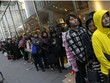 Dòng người xếp hàng mua iPhone 6 ở New York