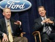 Chủ tịch Bill Ford (phải) của hãng xe lừng danh nước Mỹ Ford bên cạnh Tổng Giám đốc Alan Mulally (trái). 