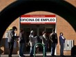 Dòng người xếp hàng trước một trung tâm cứu trợ người thất nghiệp tại Madrid (Tây Ban Nha) - Ảnh: AP.