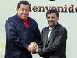 Tổng thống Iran Mahmoud Ahmadinejad (phải) và Tổng thống Hugo Chavez (trái) ở Tehran. Ảnh minh họa. (Nguồn: AFP/TTXVN)