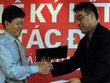 Ông Nguyễn Xuân Quá - Giám đốc công ty Bảo Ngọc và ông Michiyama - Phó Chủ tịch HĐQT Công ty Cổ phần Á Long ký kết hợp tác, đầu tư