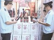 Cán bộ Chi cục Hải quan Cảng Sài Gòn KV I kiểm tra rượu ngoại nhập khẩu.