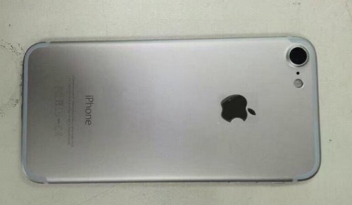 Mô hình iPhone 15 Pro cho thấy chỉ có một nút âm lượng kèm cổng sạc USBC