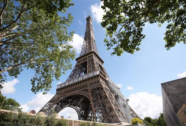 Đánh bom và Tháp Eiffel Paris là một trong những thảm kịch lớn trong lịch sử Paris. Nhưng hôm nay, chúng ta có thể nhìn lại thành phố Paris xanh tươi và văn minh hơn bao giờ hết. Hãy xem ảnh liên quan để khám phá lại khu vực xung quanh Tháp Eiffel với bầu trời xanh và những cây xanh là niềm hy vọng của một đất nước.