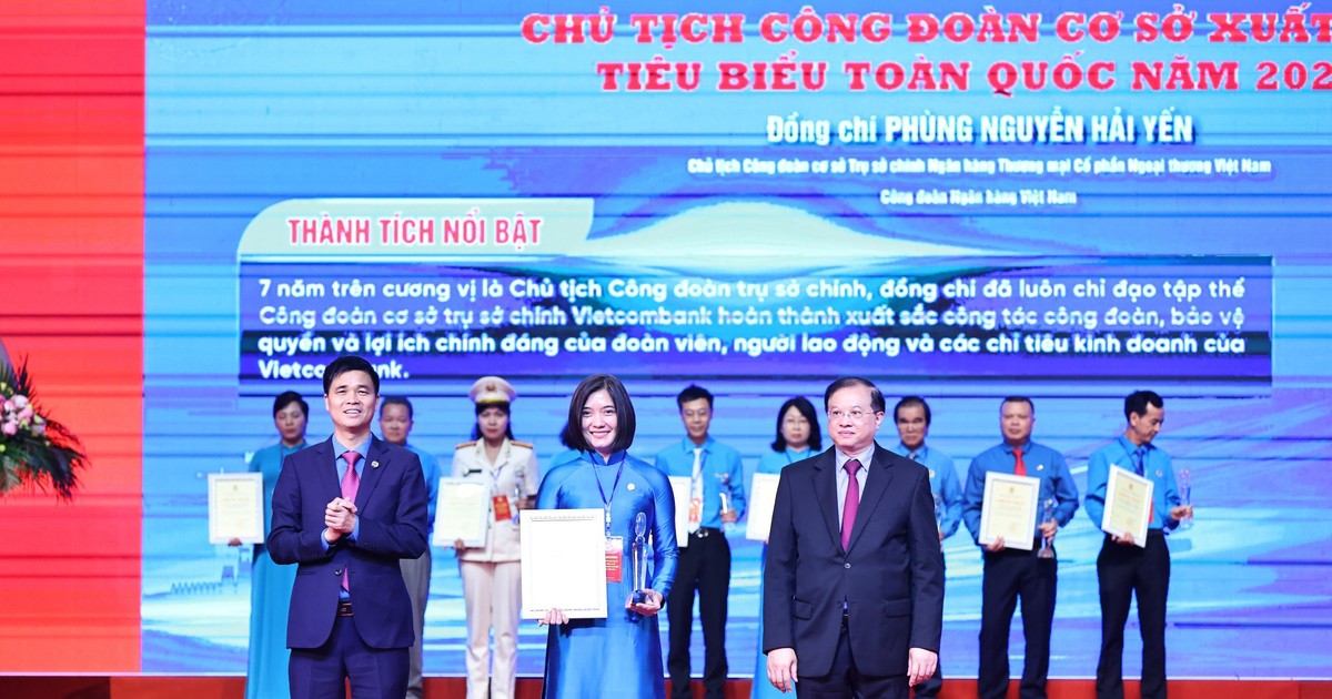 Chủ tịch Công đoàn Trụ sở chính Vietcombank (VCB) nhận giải thưởng ...
