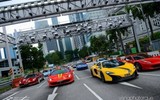 Chiếc McLaren 650 Spider màu vàng dẫn đầu đoàn