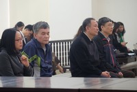 Các bị cáo tại phiên tòa phúc thẩm (Cựu Thứ trưởng Lê Bạch Hồng ngồi bên ngoài cùng bên phải, đeo kính)