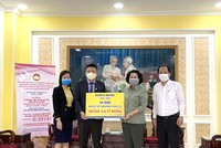 Ông Hoàng Việt Cường – Phó tổng giám đốc Nam A Bank trao tặng 10.000 bộ kit xét nghiệm Covid-19 cho Đại diện Ủy ban Mặt trận Tổ quốc Việt Nam và Sở Y tế TP.HCM.