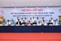 Ông Lê Bá Quyết (thứ hai từ trái qua) – Đại diện Eximbank ký kết hỗ trợ khách hàng tại hội nghị