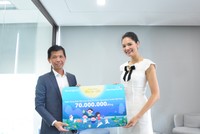 Ông Phạm Anh Tú (đại diện Ngân hàng Bản Việt) trao phần quà ủng hộ tổ chức Phẫu thuật nụ cười cho bà Nguyễn Hương Giang (Giám đốc Phát triển Operation Smile - Khu vực miền Nam)