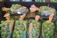 Nho xanh không hạt Nhật Bản đang được giới nhà giàu Việt chuộng mua về ăn