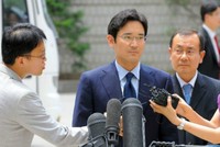 Lee Jae-yong (giữa) là con trai của chủ tịch tập đoàn Samsung. Ảnh: AFP