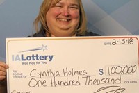 Bà Cynthia đã trúng số giải trị giá 100.000 USD bởi tờ vé là món quà Valentine từ chồng. (Nguồn: Iowa Lottery)