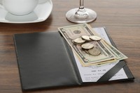 Nhiều người cho rằng không nhất thiết phải tip cho nhân viên, vì đó là công việc của họ. Tuy nhiên cũng có người cho rằng, vì lương bồi bàn thấp nên chủ yếu dựa vào tiền tip. Ảnh: HelloJob.