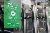 Một cửa hàng tại Nha Trang (Khánh Hoà) treo biển chấp nhận thanh toán qua WeChat Pay. Ảnh: An Phước.