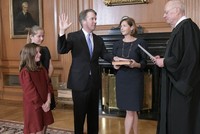 Ông Brett Kavanaugh giơ tay tuyên thệ trở thành tân thẩm phán Tòa Tối cao Mỹ (Ảnh: Tòa Tối cao Mỹ).