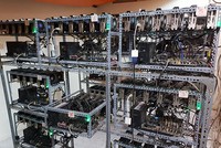Một góc xưởng với hàng chục máy đào tiền ảo.