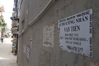 Quảng cáo cho công nhân vay tiền dán ở khu nhà trọ. Ảnh: Tất Định