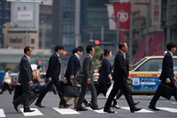 Nhân viên công sở đi bộ đến nơi làm việc ở Tokyo. Ảnh: Japan Times.