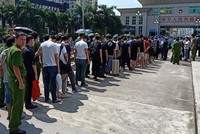 Công an tỉnh Quảng Ninh phối hợp với các đơn vị nghiệp vụ của Bộ Công an bàn giao 28 đối tượng cho Cục Công an TP.Đông Hưng (Trung Quốc) xử lý về hành vi điều hành sàn chứng khoán giả tại TP.Móng Cái, Quảng Ninh Ảnh: công an cung cấp