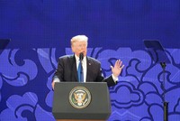 Tổng thống Mỹ Donald Trump phát biểu trước cử tọa CEO Summit, tại Cung hội nghị Ariyana, Đà Nẵng.