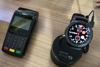 [Người dùng có thể dùng Gear S3 để thanh toán bằng Samsung Pay.