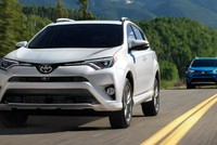 Toyota RAV4 2019 lăn bánh trên đường ở Mỹ. Mẫu xe này vượt Nissan X-Trail dẫn đầu doanh số phân khúc SUV nói chung trên thế giới. Ảnh: 2019suvs.