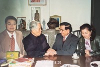 Ông Nguyễn Dy Niên (người thứ 2 từ phải sang) chúc mừng sinh nhật Đồng chí Đỗ Mười.