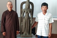 Ông Lê Văn Thôn và Đại đức Thích Đức Hiền trao tặng tượng cho bảo tàng Vĩnh Long. Ảnh: Vĩnh Nam.
