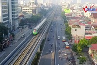 Đường sắt trên cao Cát Linh - Hà Đông vay vốn Trung Quốc, sử dụng nhà thầu Trung Quốc liên tục đội vốn, chậm tiến độ.