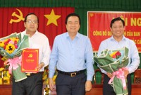 Đồng chí Phạm Văn Rạnh trao quyết định và chúc mừng các đồng chí Phạm Tấn Hòa, Nguyễn Minh Lâm.