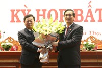 Ông Bùi Minh Châu (phải), Bí thư Tỉnh ủy Phú Thọ tặng hoa chúc mừng tân Chủ tịch UBND tỉnh Phú Thọ Bùi Văn Quang. Ảnh: Báo Phú Thọ.