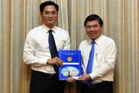 Chủ tịch UBND TP.HCM Nguyễn Thành Phong trao quyết định cho ông Trần Quang Lâm. Ảnh: Trung Sơn