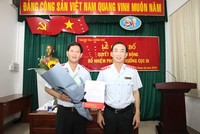 Phó Tổng Thanh tra Chính phủ Đặng Công Huẩn trao quyết định và chúc mừng đồng chí Nguyễn Văn Cảnh.