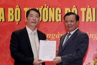 Bộ trưởng Bộ Tài chính Đinh Tiến Dũng trao quyết định và chúc mừng ông Cao Anh Tuấn được bổ nhiệm giữ chức Tổng cục trưởng Tổng cục Thuế.