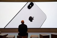 CEO Tim Cook từng hứa hẹn sẽ tăng cường bảo mật cho sản phẩm Apple nhưng chưa hiệu quả.
