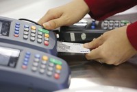 Nguồn thu từ thẻ đang ngày càng đóng góp lớn vào lợi nhuận của ngân hàng.