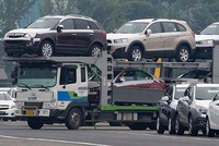 Giá đắt, chi phí nuôi xe lớn nên xe hơi đối với phần lớn người dân Việt vẫn là mơ ước.