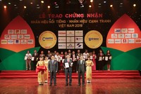 Ông Lê Văn Vinh, Phó Tổng giám đốc Phát triển Kinh doanh, Dai-ichi Life Việt Nam, nhận danh hiệu “Top 20 Nhãn hiệu nổi tiếng Việt Nam 2019” vào ngày 24/08/2019