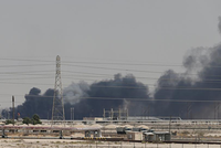 Khói bốc lên từ nhà máy bị tấn công của Aramco tại Saudi Arabia. Ảnh: Reuters.