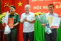 Bí thư Tỉnh ủy Sóc Trăng Phan Văn Sáu trao quyết định và chúc mừng các đồng chí Đỗ Tiến Sỹ, Trần Văn Việt.