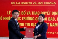 Thứ trưởng Nguyễn Thị Phương Hoa trao quyết định cho đồng chí Hoàng Ngọc Lâm.