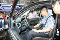 Xe trong nước dù có giảm giá, khuyến mãi nhiều mẫu, dòng xe song doanh số tháng qua vẫn suy giảm mạnh.