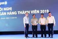 Đại diện Techcombank nhận các giải thưởng của Napas.
