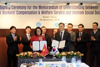 Tổng Giám đốc BHXH Việt Nam Nguyễn Thị Minh và ông Shim Kyung Woo - Chủ tịch KCOMWEL ký Bản ghi nhớ hợp tác.