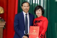 Phó Chánh án Tòa án nhân dân tối cao Nguyễn Trí Tuệ trao quyết định cho bà Trần Thị Hồng Nhạn.