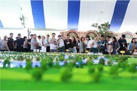 Khách tham quan sa bàn dự án Aqua City tại Novaland Expo 12/2019.