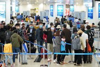 Hành khách làm thủ tục chuyến bay tại sân bay Nội Bài. (Ảnh: CTV/Vietnam+).